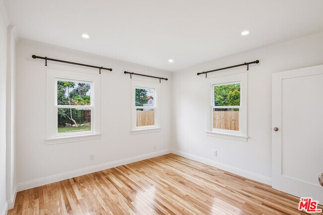 Building Photo - 525 N Crescent Heights Blvd