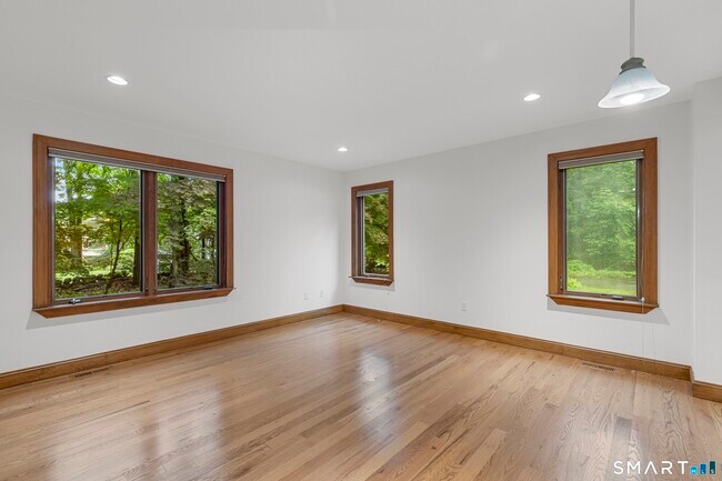 Building Photo - 190 E Rocks Rd