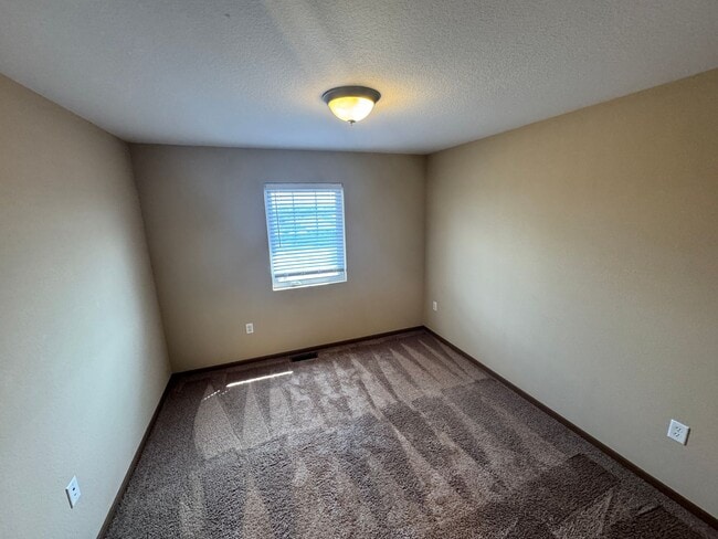 Building Photo - Welcome to Comfortable Living – Spacious, Pet-Friendly Home with Great Amenities