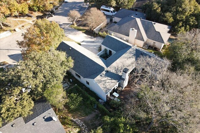 Building Photo - 737 Summerwood Dr