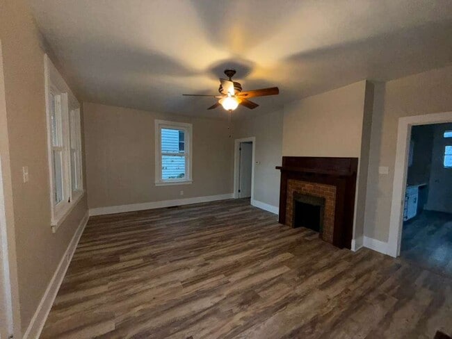 Building Photo - For Rent - 3 Bedroom 2 Bathroom