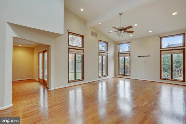 Building Photo - 9801 Clydesdale St