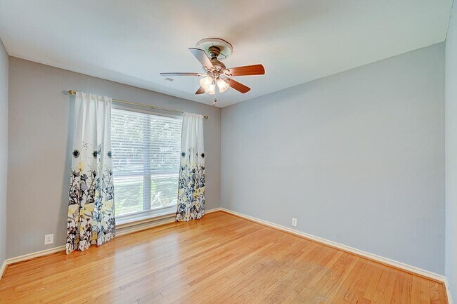 Building Photo - 806 Westwood Dr