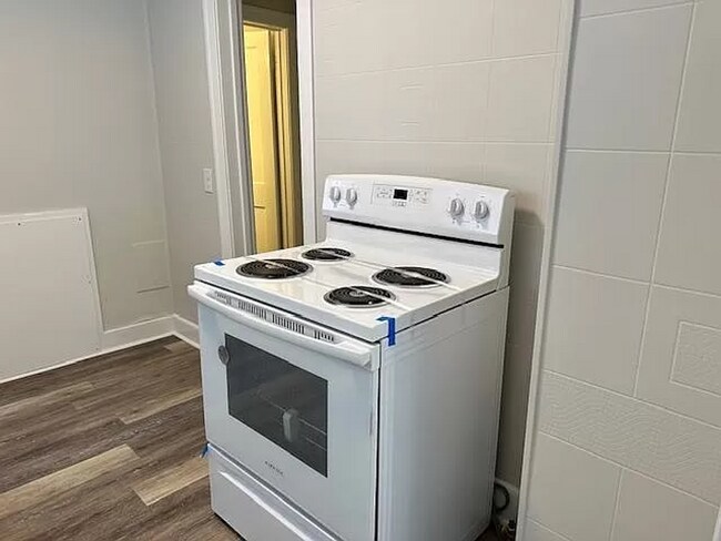 Building Photo - Stunning 3 Bed 1 Bath In Quiet Neighborhood