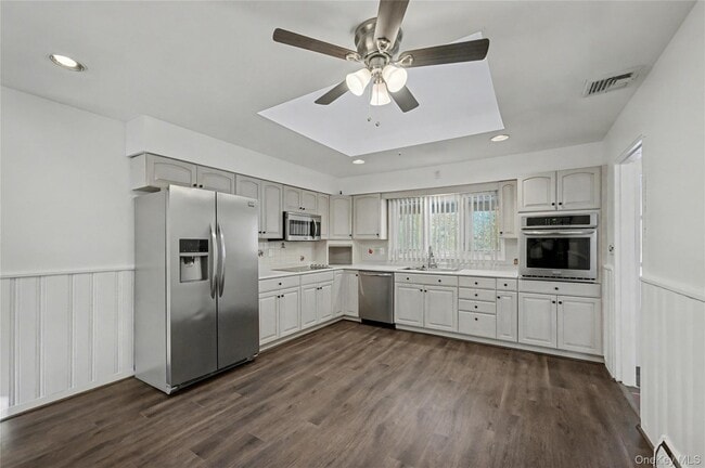 Building Photo - 38 Park Dr E