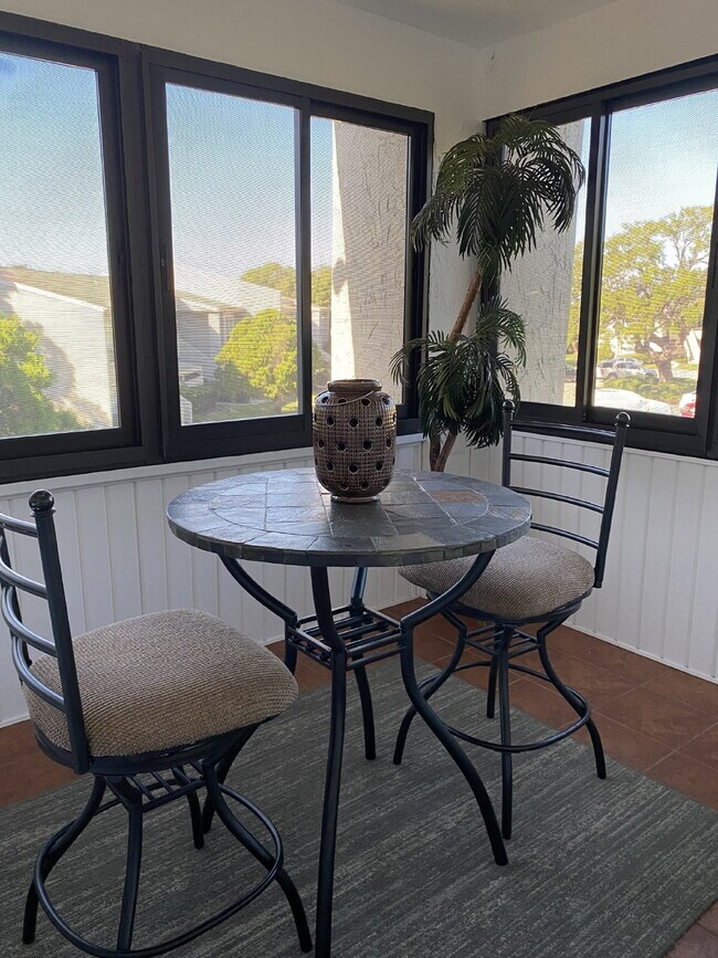 Building Photo - "Fully Furnished 2-Bed Condo Oasis in Tarpon Springs – Your Cozy Retreat Awaits!"