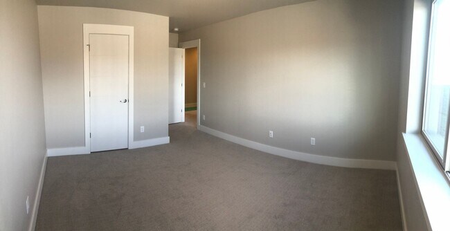 Building Photo - Modern Townhome, Centrally located.