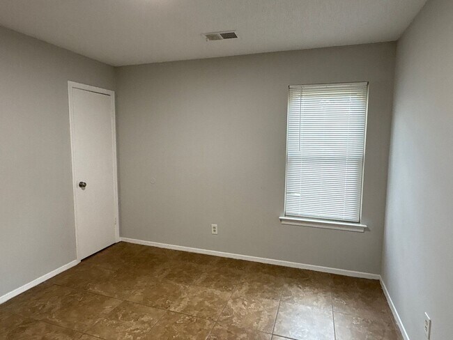 Building Photo - Freshly Transformed 3 bedroom home - Open To Section 8