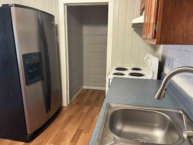 Building Photo - 3-Bedroom Home with Large Yard – Close to Schools!