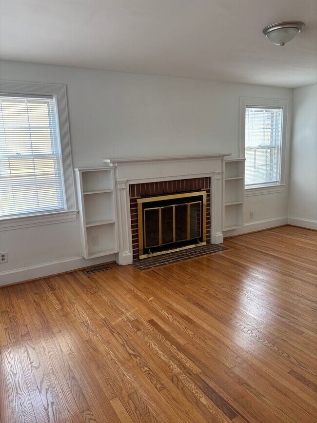 Building Photo - 908 Edwards Ave