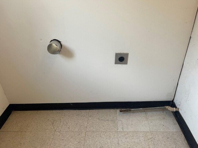 Building Photo - 2 bed 1&1/2 bath, detached garage in Norman