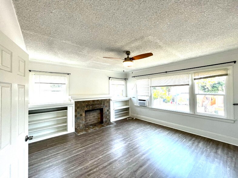 Building Photo - 855 1/2 W 43rd Pl