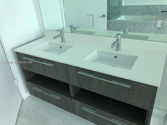 Building Photo - 480 NE 31st St