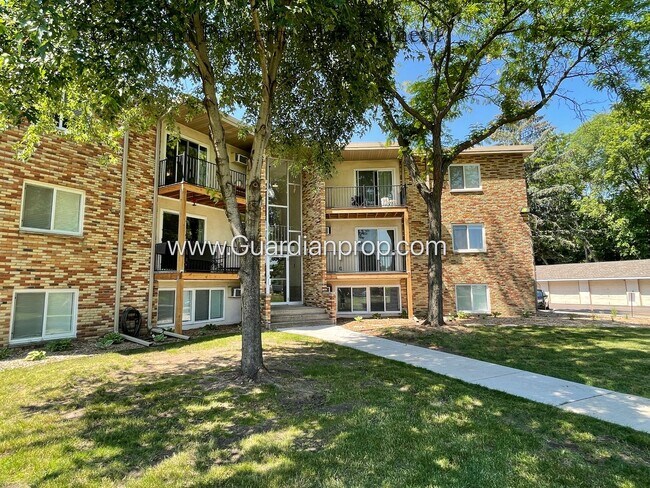 Building Photo - Top Floor w/Balcony, Excellent Condition, ...