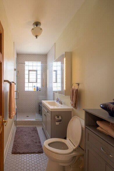 Building Photo - 4526 N Avers Ave
