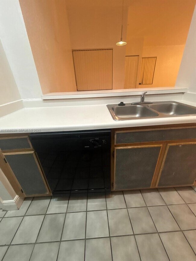 Building Photo - 2831 N Oakland Forest Dr