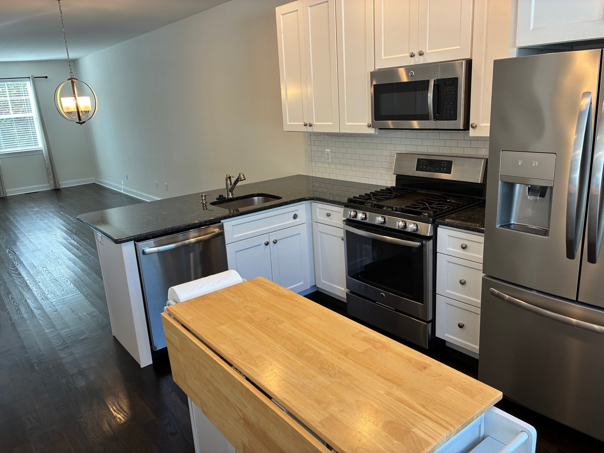 Building Photo - 605 Apple St