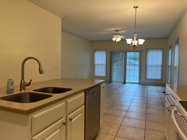 Building Photo - Townhouse Walking Distance to the Beach