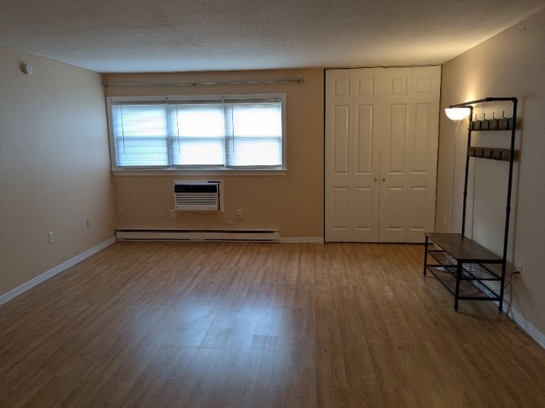 Building Photo - 12 Thompson Rd