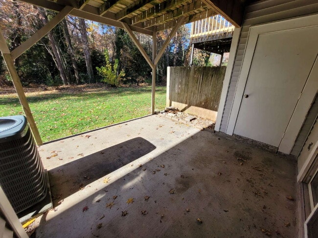 Building Photo - 2 Bedroom Condo Near Chicks Beach!