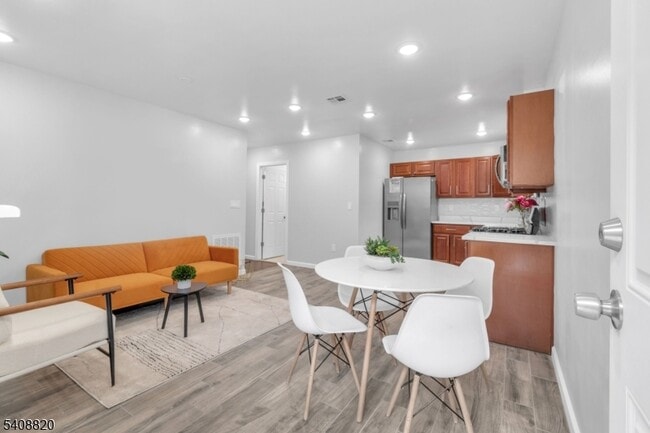 Building Photo - 4 1st St