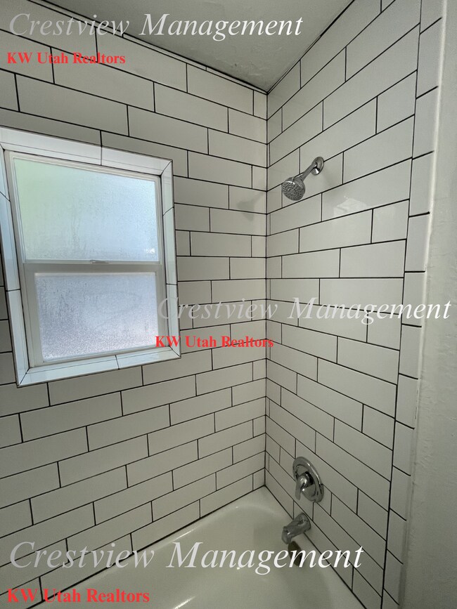 Building Photo - 452 E Lambourne Ave
