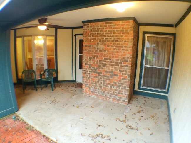 Building Photo - Charming 4 Bedroom 2.5 Bath Home In RISD!