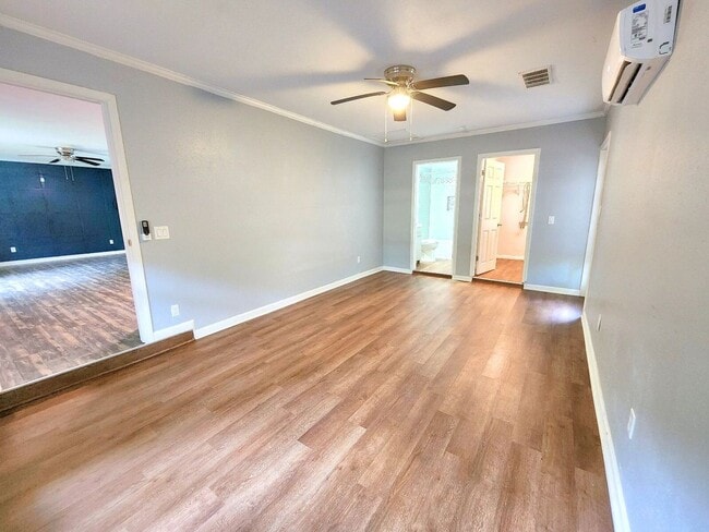 Building Photo - Stunning 4/2 Redecorated Home Close to I-110!