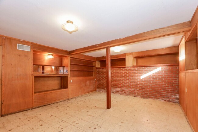 Building Photo - 320 La Casa Ave