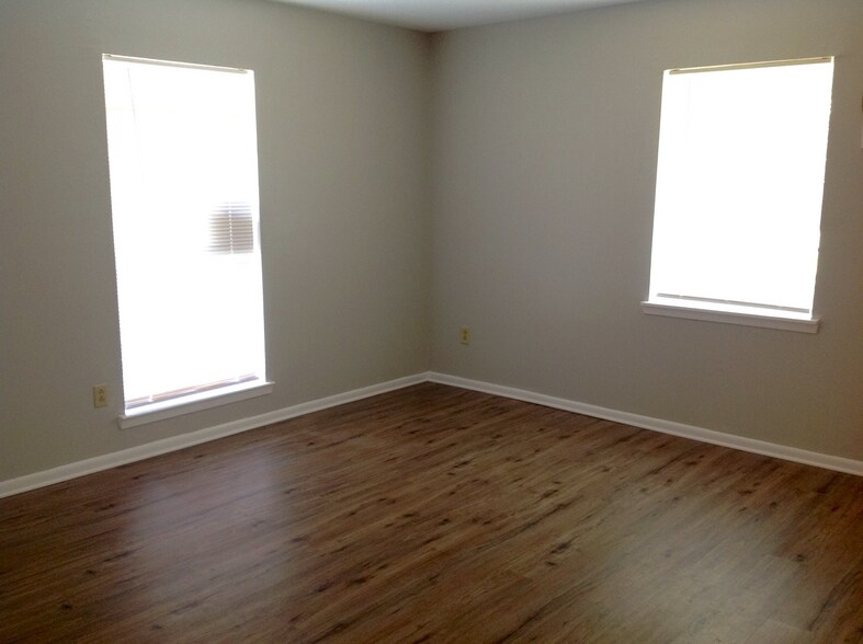 Building Photo - 2065 Marion Dr S