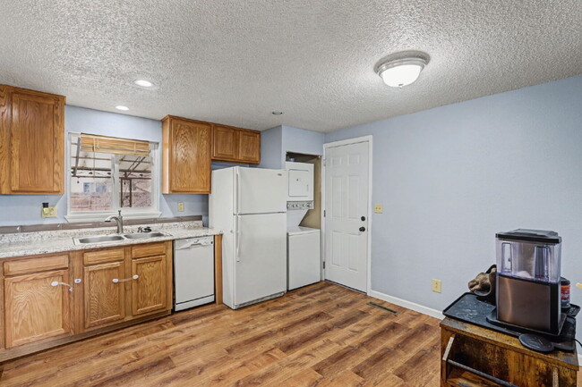 Building Photo - 695 Calle Entrada