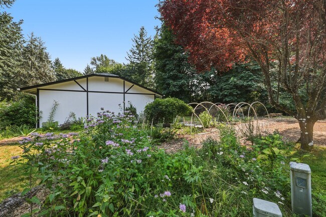 Building Photo - MOVE IN READY NOW! 2 bed 1 ba - Great location! Tumwater School District.