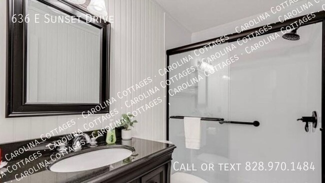 Building Photo - 636 E Sunset Dr