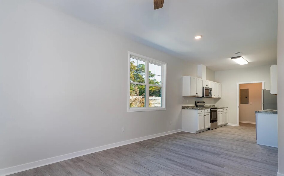 Livingroom - 9105 Beach Dr SW
