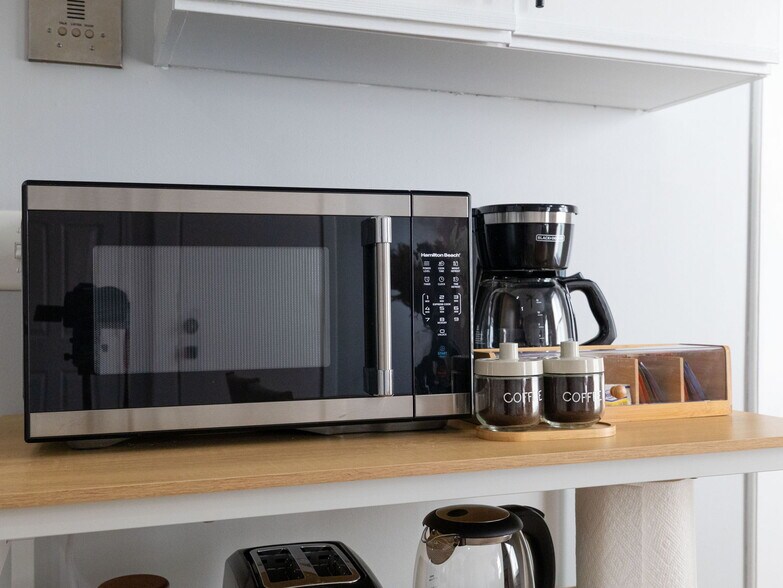 Building Photo - 168 School St