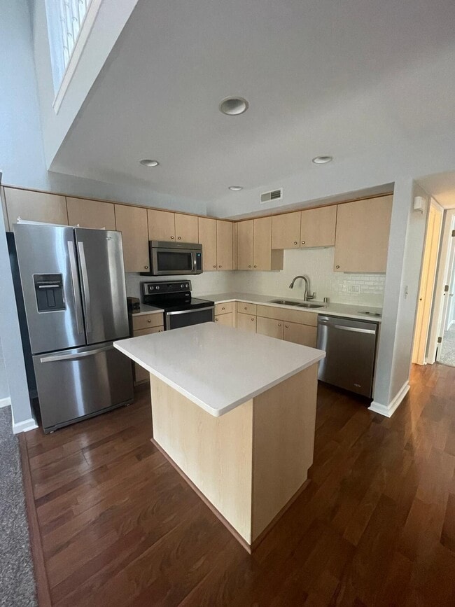 Building Photo - N17W26887 E Fieldhack Dr