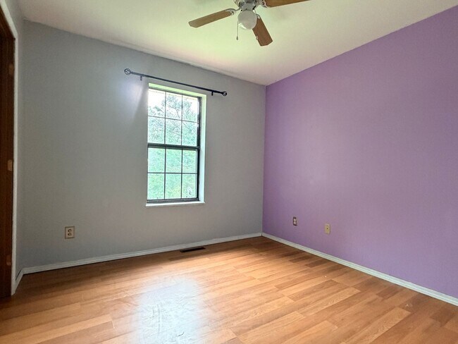 Building Photo - 2622 Camelot Ct