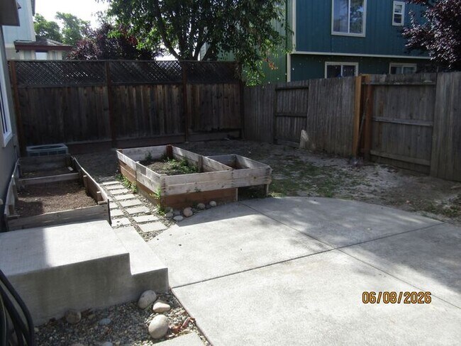 Building Photo - Great 3 bed 2.5 bath single family home in Windsor! Brand New Flooring and Paint!