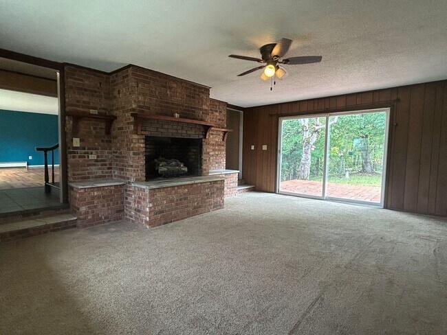 Building Photo - 4/2.5 in Beautiful Warrensville! Lots of S...