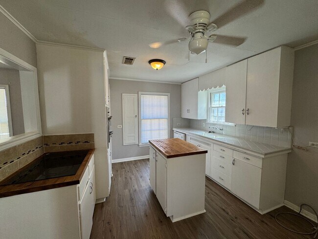 Building Photo - 3515 E Brookview Dr