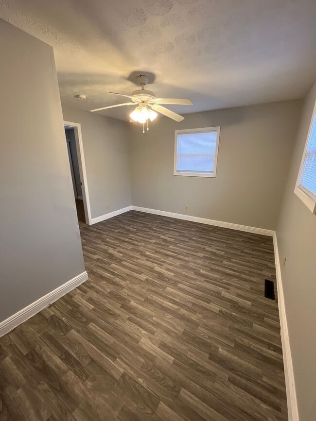 Building Photo - 3 Bedroom 1 Bathroom Single Family Home wi...