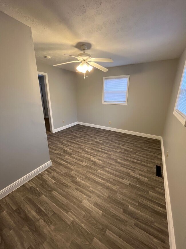 Building Photo - 3 Bedroom 1 Bathroom Single Family Home with yard