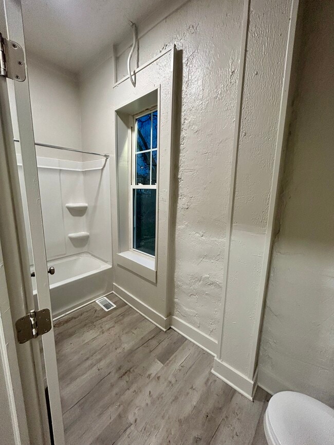 Building Photo - 618 Woodlawn Ave