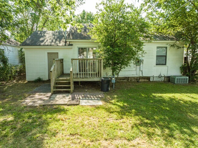 Building Photo - Freshly Updated 3 Bedroom House