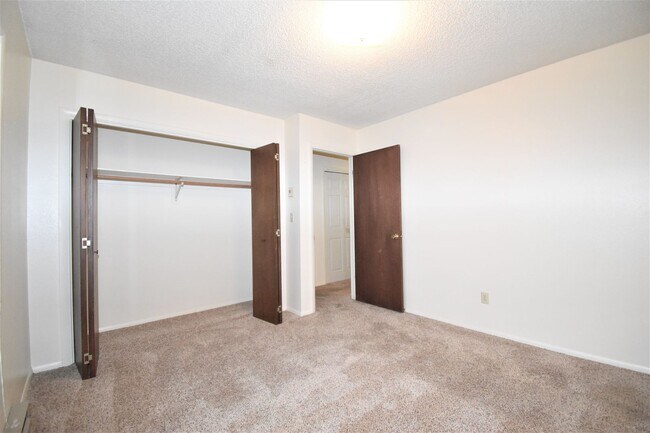 Building Photo - Great top floor 2 bed 1 bath condo, amazin...