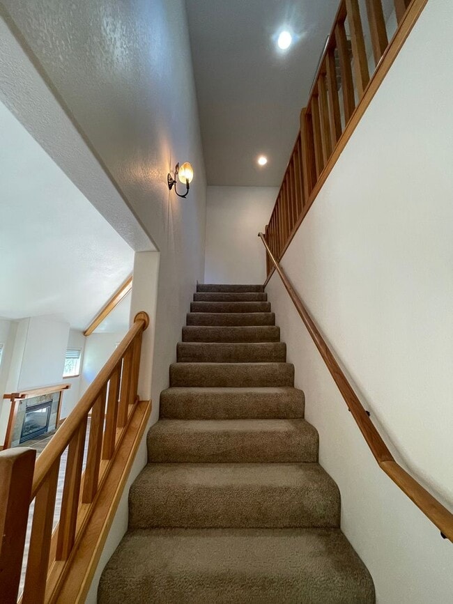 Building Photo - Spacious 3-Bed Home with Private Baths, Owners are offering a 10%discount to military families