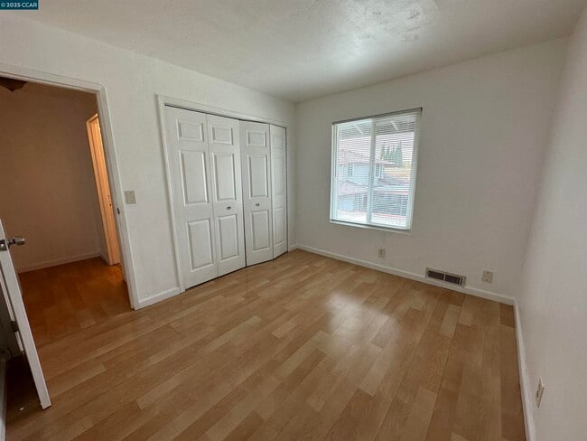 Building Photo - 89 Villa Cir