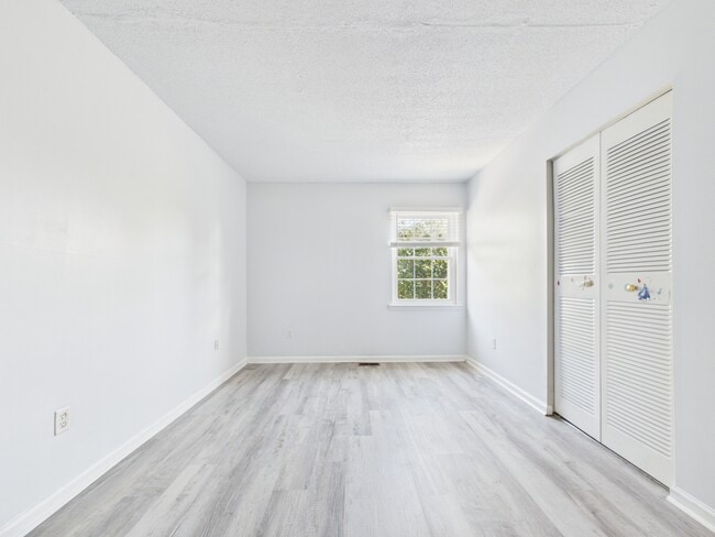 Building Photo - 8811 Hunter Ridge Dr