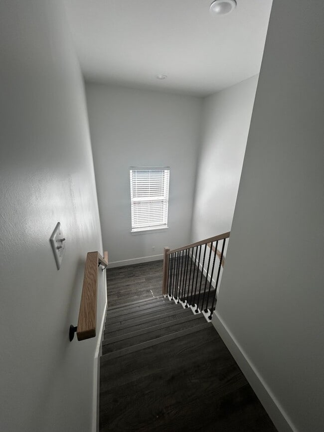 Building Photo - 3 Bedroom 2 Bathroom Home for Rent