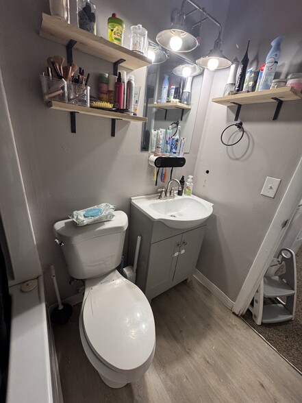 Bathroom - 2915 Parsons Ave